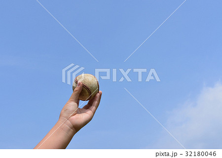 高校野球　硬式球と青空 32180046