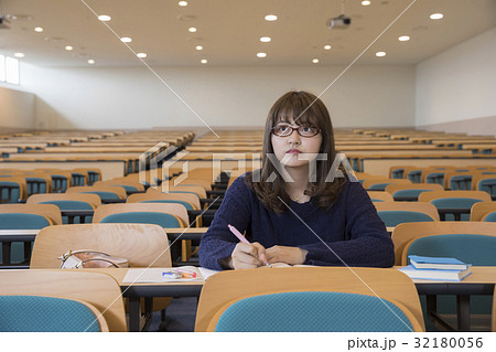 大講義室で勉強をする女子大生 撮影協力 日本経済大学の写真素材
