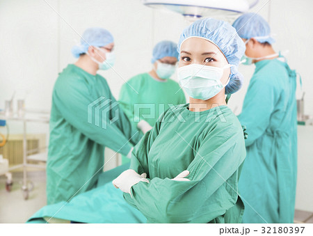 surgeon standing  in a surgical room 32180397