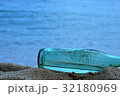 海辺とビン 32180969
