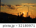 クレーンに沈む夕陽 32180971