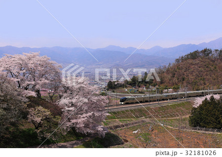 春色の甲府盆地を走る豪華列車四季島 32181026