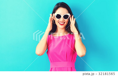 Young woman with sunglasses Young woman with sunglasses 32181565