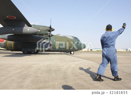 厚木基地を地上滑走する航空自衛隊のC-130Hハーキュリーズ輸送機 32181655