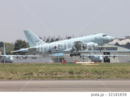 厚木基地の滑走路を離陸する海上自衛隊のP-1ジェット哨戒機 厚木基地の滑走路を離陸する海上自衛隊のP-1ジェット哨戒機 32181656