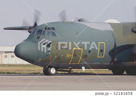 厚木基地を地上滑走する航空自衛隊のC-130Hハーキュリーズ輸送機 32181658