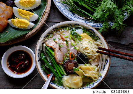 Vietnam food, egg noodle soup with wontons 32181863