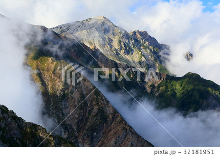 唐松山荘付近から見る雲湧く白馬鑓ヶ岳と杓子岳 32181951