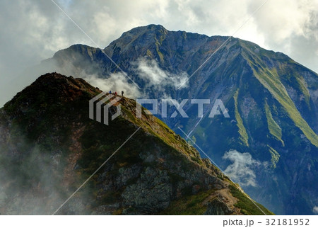 唐松岳稜線から望む雲湧く五竜岳 32181952