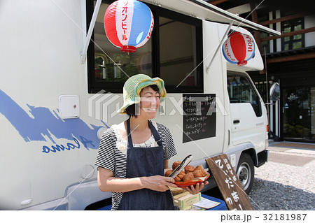 キッチンカー　女性　沖縄料理 32181987