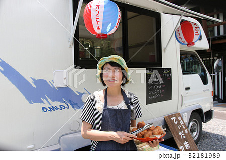 キッチンカー　女性　沖縄料理 32181989