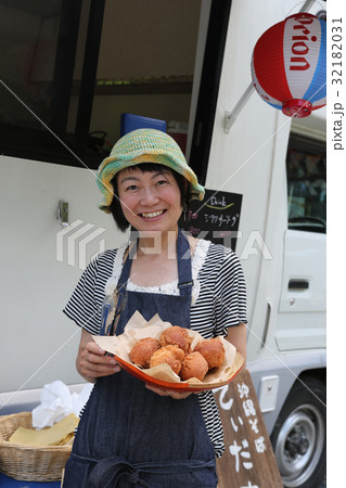 キッチンカー 女性 沖縄料理 キッチンカー 女性 沖縄料理 32182031