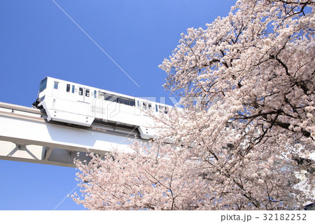 多摩モノレールと桜 32182252