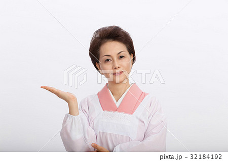 割烹着の女性 32184192