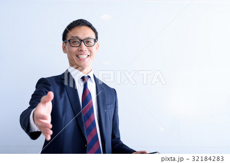 握手を求めるビジネスマン 32184283