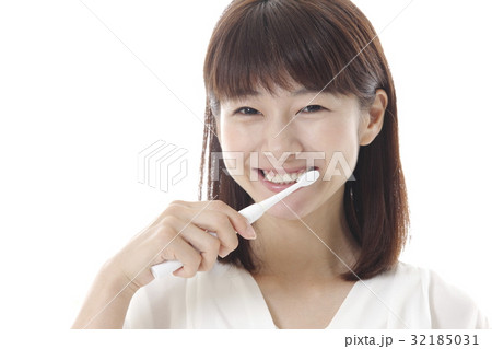 歯を磨く女性 歯を磨く女性 32185031