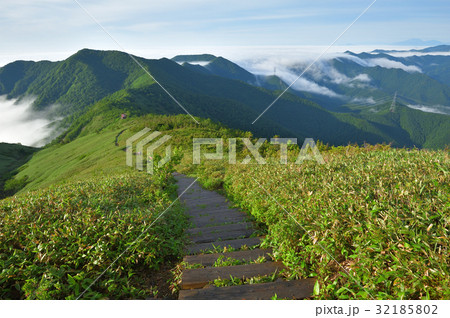 平標山山頂直下より平標小屋と雲海を見る 32185802