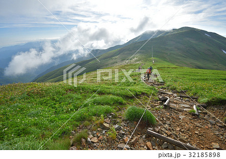 平標山山頂から仙ノ倉山へ続く尾根と登山者 平標山山頂から仙ノ倉山へ続く尾根と登山者 32185898