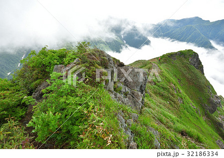 雲わく谷川主稜線と登山者 雲わく谷川主稜線と登山者 32186334