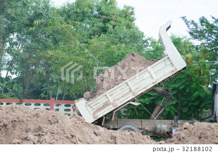 Dump truck to soil to improve the soil. For constr Dump truck to soil to improve the soil. For constr 32188102