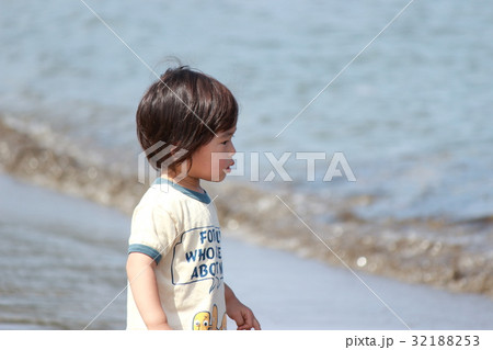 2才5ヵ月 海辺で遊ぶ 2才5ヵ月 海辺で遊ぶ 32188253