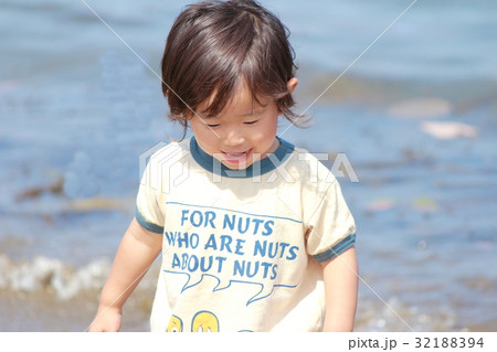 海辺で遊ぶ2才児 海辺で遊ぶ2才児 32188394
