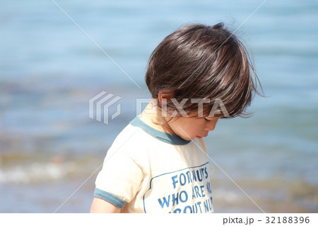 海辺で遊ぶ2才児 海辺で遊ぶ2才児 32188396