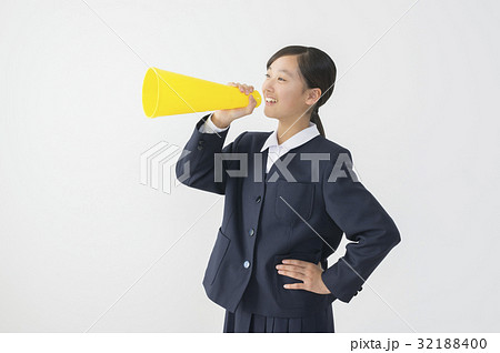 メガホンを持つ女子中学生 32188400