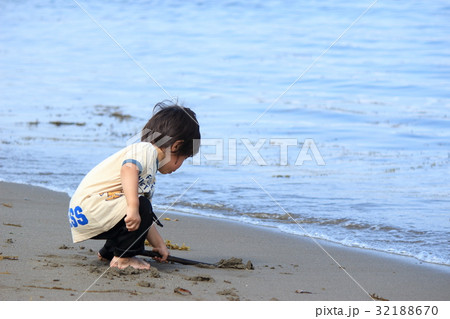 砂浜で遊ぶ2才児 砂浜で遊ぶ2才児 32188670