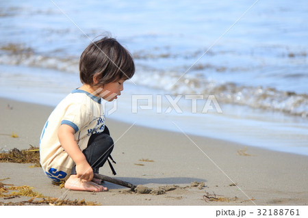 砂浜で遊ぶ2才児 砂浜で遊ぶ2才児 32188761