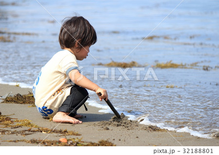 砂浜で遊ぶ2才児 砂浜で遊ぶ2才児 32188801