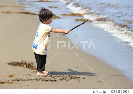 砂浜で遊ぶ2才児 砂浜で遊ぶ2才児 32189002