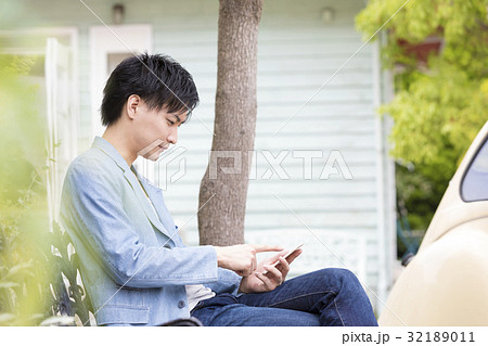 若い男性　ライフスタイル　スマホ　SNS　LINE 32189011
