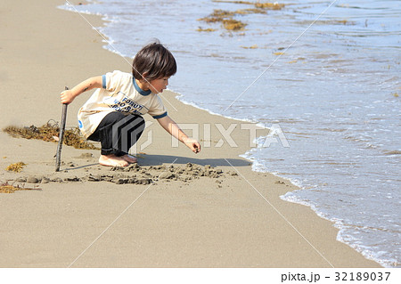 砂浜で遊ぶ2才児 砂浜で遊ぶ2才児 32189037