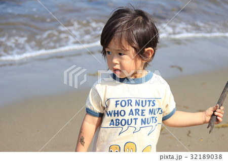 砂浜で遊ぶ2才児 砂浜で遊ぶ2才児 32189038