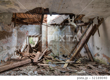 Leaky roof - interior of the abandoned building Leaky roof - interior of the abandoned building 32189040
