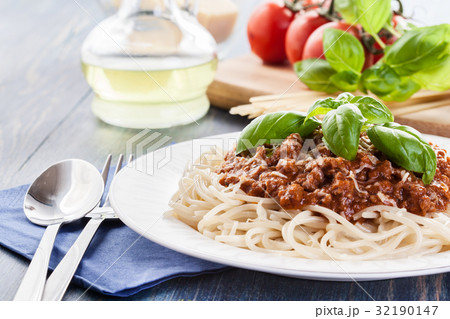 Spaghetti bolognese with cheese and basil 32190147