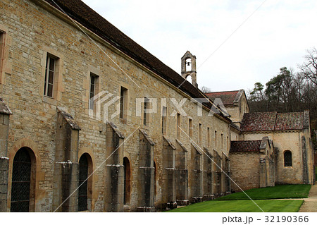 フォントネーのシトー会最古の修道院 32190366