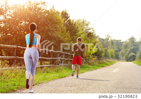Couple running outdoors 32190823