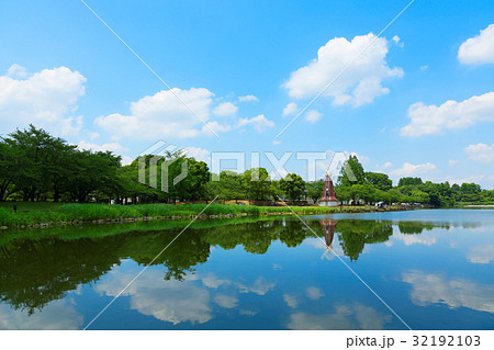 浮間公園の風車と青空 32192103