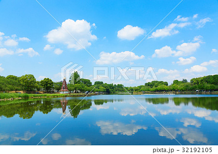 浮間公園の風車と青空 浮間公園の風車と青空 32192105
