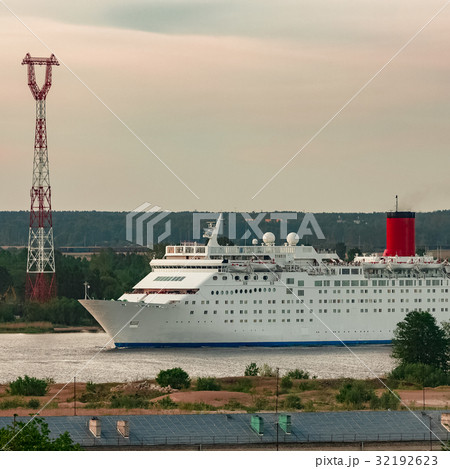White cruise liner White cruise liner 32192623