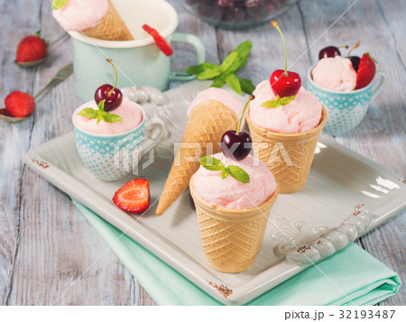 Home made strawberry ice cream served 32193487
