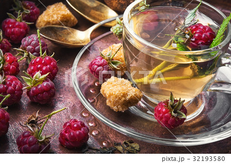 Berry tea with raspberries Berry tea with raspberries 32193580