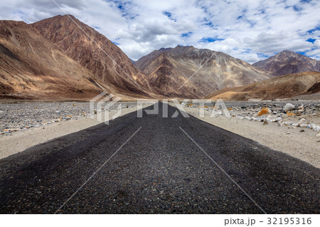 Road in Nubra Valley 32195316