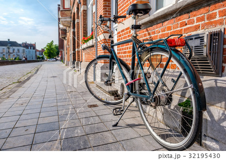 Bruges (Brugge) cityscape with bike 32195430