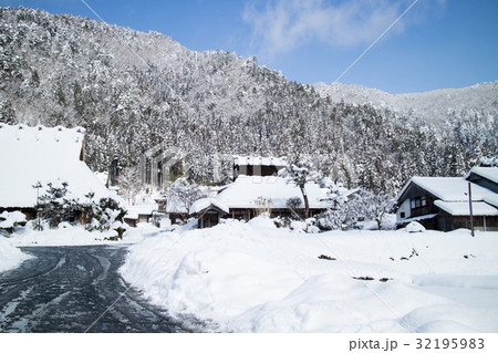 京都府南丹市美山町かやぶきの里の冬風景で撮影したもの 京都府南丹市美山町かやぶきの里の冬風景で撮影したもの 32195983