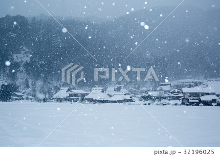 京都府南丹市美山町かやぶきの里の冬風景で撮影したもの 32196025