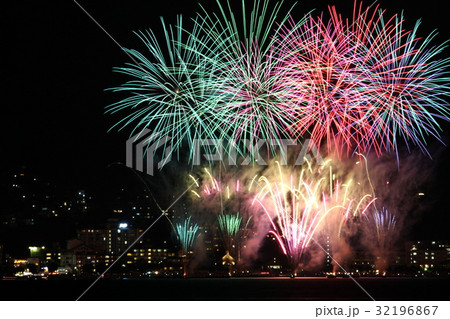 横からの花火 32196867