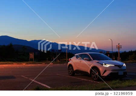 夕暮れのハイブリッドカー 32196959